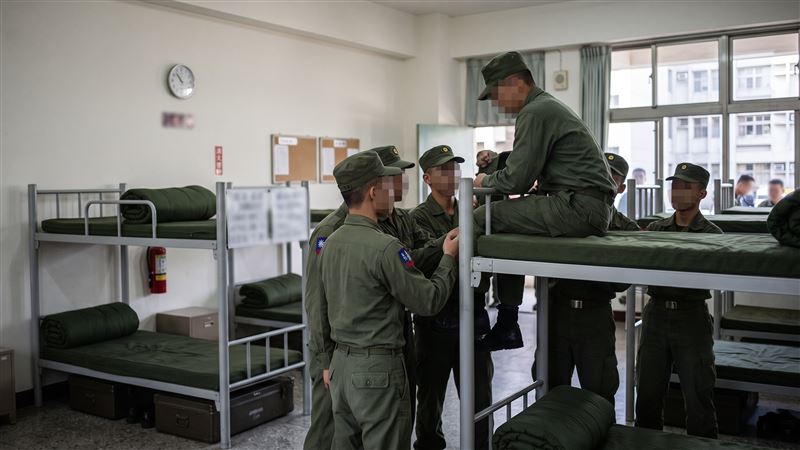 成功嶺二兵晚上拒絕就寢,被強行「抬回」寢室後,隔天竟賴床,拒絕起床,被依法送辦。(示意圖/AI製圖)