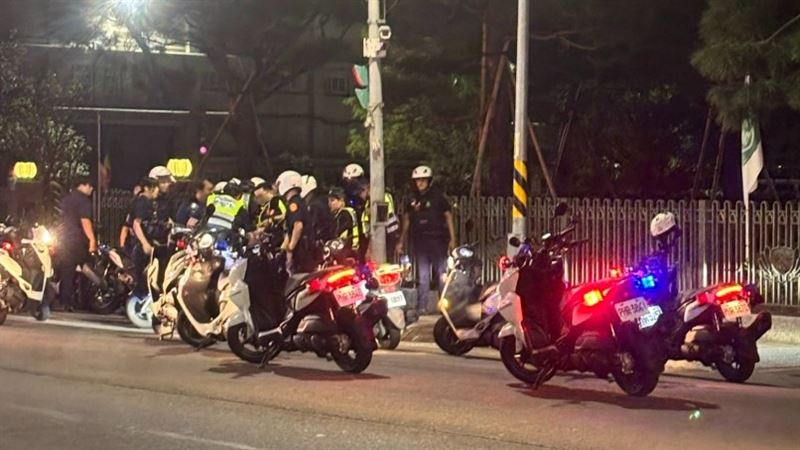 少年騎車搖搖晃晃　無照遇警拒檢自摔遭逮