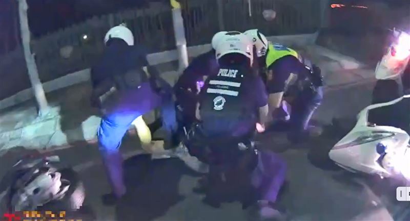 少年騎車自摔遭逮。(圖/翻攝畫面)