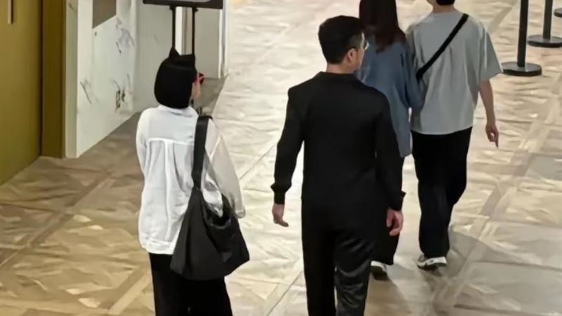小S(左)與丈夫許雅鈞(右)在香港K11逛街被眼尖網友目擊。(圖/翻攝自小紅書)