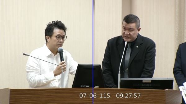 沈伯洋在7月6日針對如何防制毒品進入校園一事,質詢內政部次長馬士元。(圖/翻攝自立法院官網)