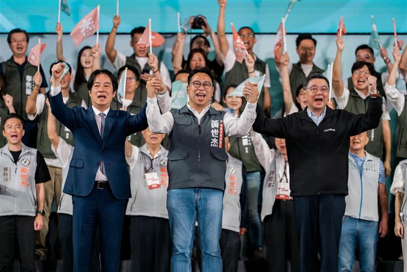 民進黨桃園市長候選人黃世杰3日晚間在中壢舉行南桃園競選總部成立大會,包含總統賴清德、行政院長卓榮泰都到場站台