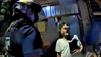 裸身男街頭噴辣椒水　騎士遭攻擊眼劇痛