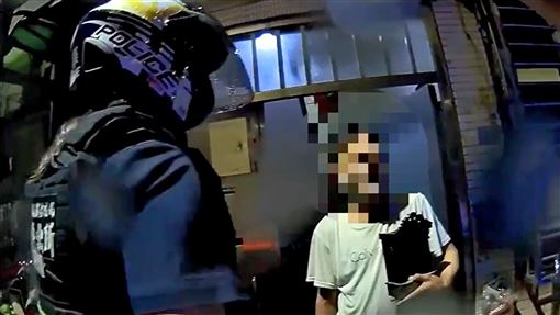 裸身男街頭噴辣椒水　騎士遭攻擊眼劇痛