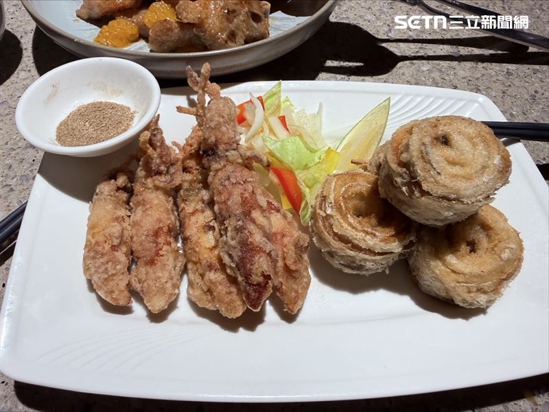 「東北角銀魚菲力捲」使用白帶魚,將魚肉捲製後酥炸「東北角椒鹽小卷」則選用新鮮小卷,高溫酥炸後以椒鹽調味。(圖/記者李育道攝影)