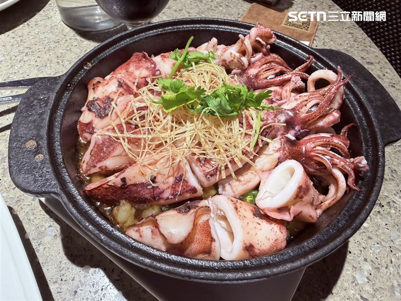 「福隆海鮮漁夫飯」將小卷、多款海鮮丁與米飯加入XO醬大火拌炒,再搭配小卷上桌。(圖/記者李育道攝影)