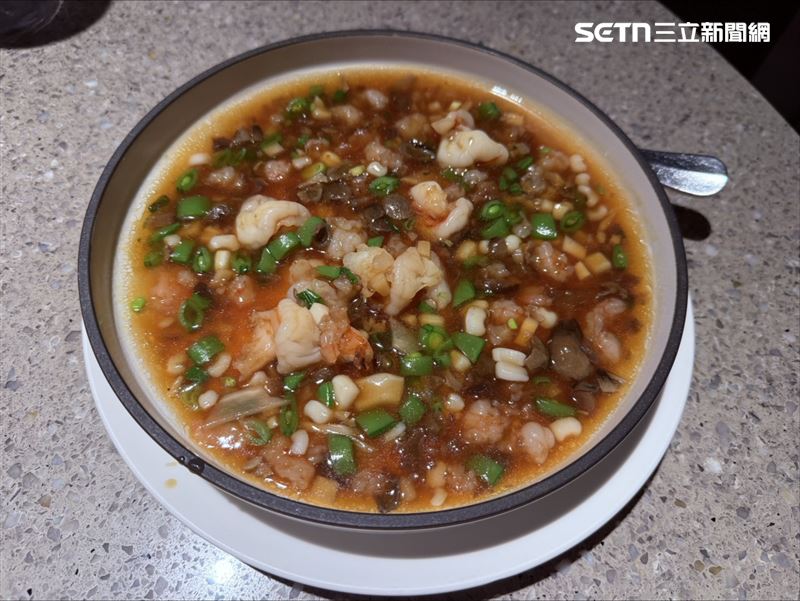 「芙蓉海鮮蒸蛋」則以海產高湯融入蛋液,細火蒸製,提供不同於炸物的口感。(圖/記者李育道攝影)