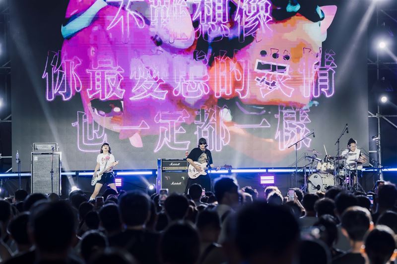 2026澎湖追風音樂燈光節,人氣樂團怕胖團 PAPUN BAND率先以震撼的《X的intro》熱血揭開序幕。(圖/澎管處提供)