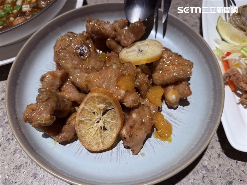 「君度橙汁玉排」以炸製豬肋排搭配香橙醬汁,呈現酸甜風味。(圖/記者李育道攝影)