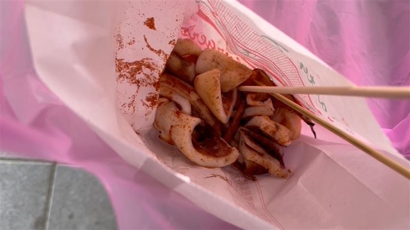 南寮漁港買烤魷魚x2　他回家「拼出真相」