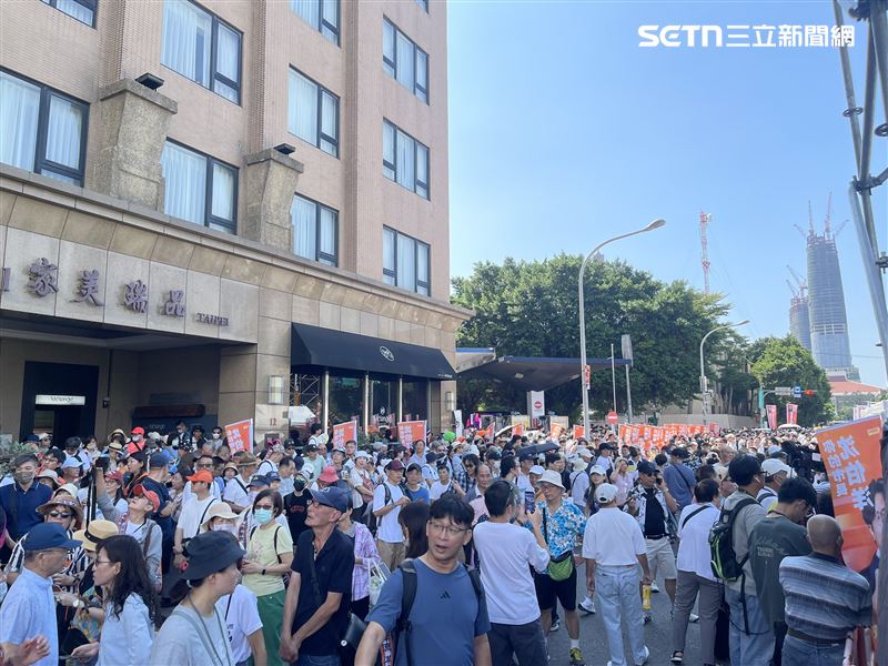 競選總部成立現場已有大量群眾，人行道也已經湧現人潮。（圖／記者楊士誼攝影）