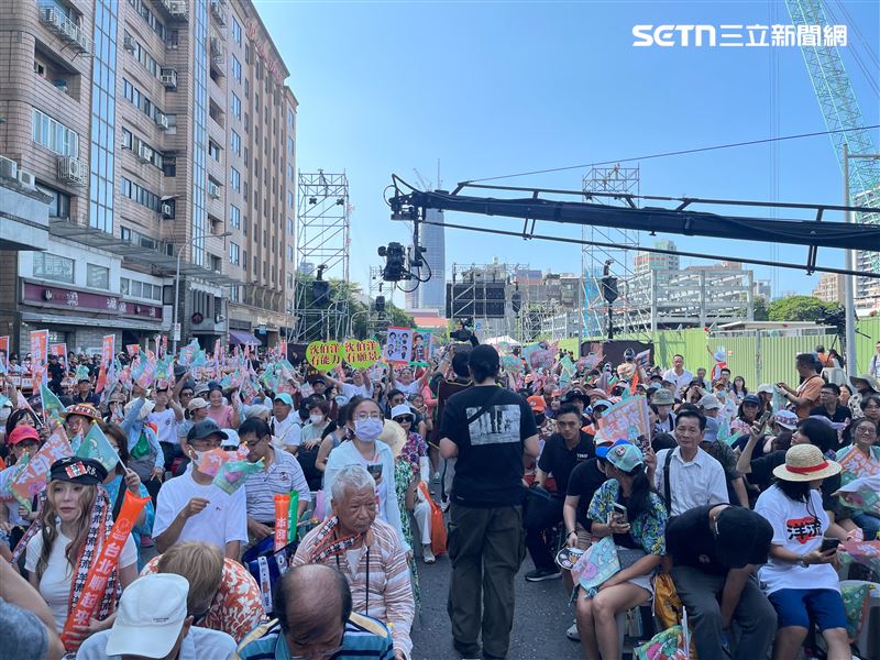 競選總部成立現場已有大量群眾，人行道也已經湧現人潮。（圖／記者楊士誼攝影）