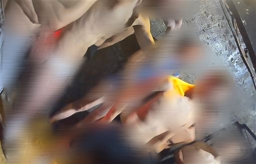 BDSM酒吧驚見保險套、裸上身男！畫面曝光