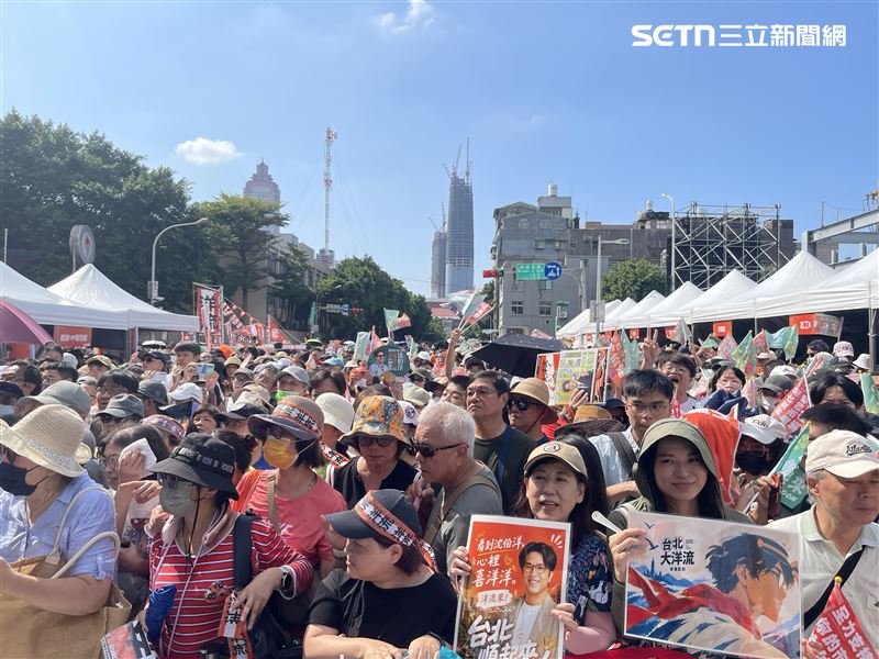 沈伯洋競選總部成立現場已有大量群眾守候，安檢區外已經擠滿民眾，看不見盡頭。（圖／記者楊士誼攝影）