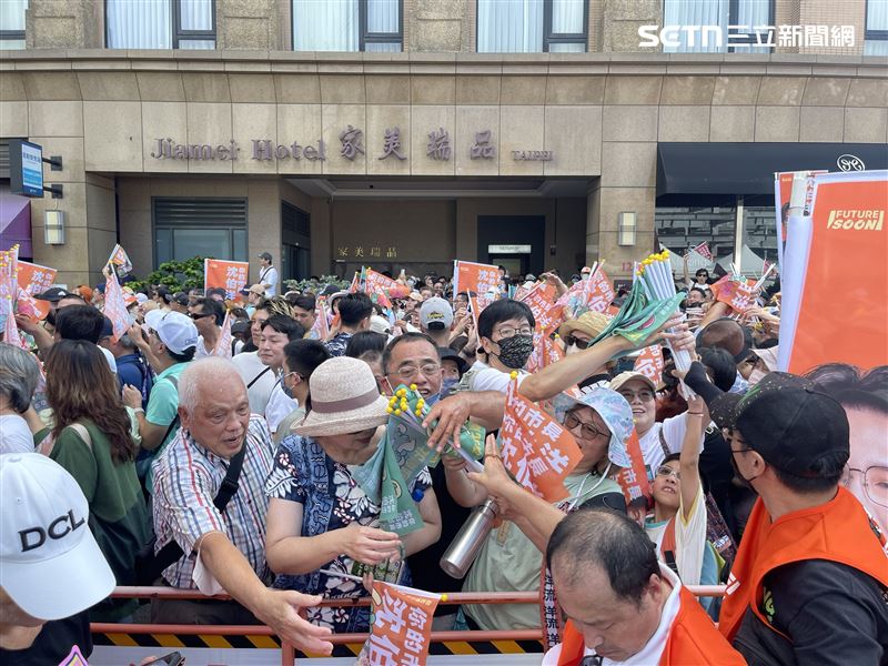 沈伯洋競選總部成立現場已有大量群眾守候，民眾也瘋搶競選旗幟。（圖／記者楊士誼攝影）