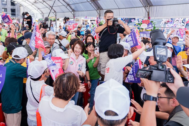 民進黨新北市議員候選人蔡美華今與市長候選人蘇巧慧聯手成立汐止、金山、萬里聯合競選總部。(圖/翻攝畫面)