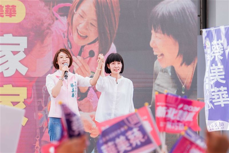 在地六連霸的市議員周雅玲,更在現場送給蔡美華親手沖泡的咖啡,象徵傳承與交棒。(圖/翻攝畫面)