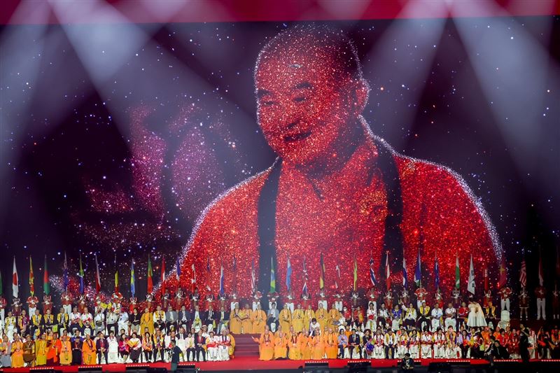 國際佛光會2026年世界會員代表大會,大巨蛋穹頂下,彷彿化作無垠宇宙,右側上空懸浮巨型發光地球,呼應「浩瀚星雲」主題。(圖/國際佛光會提供)