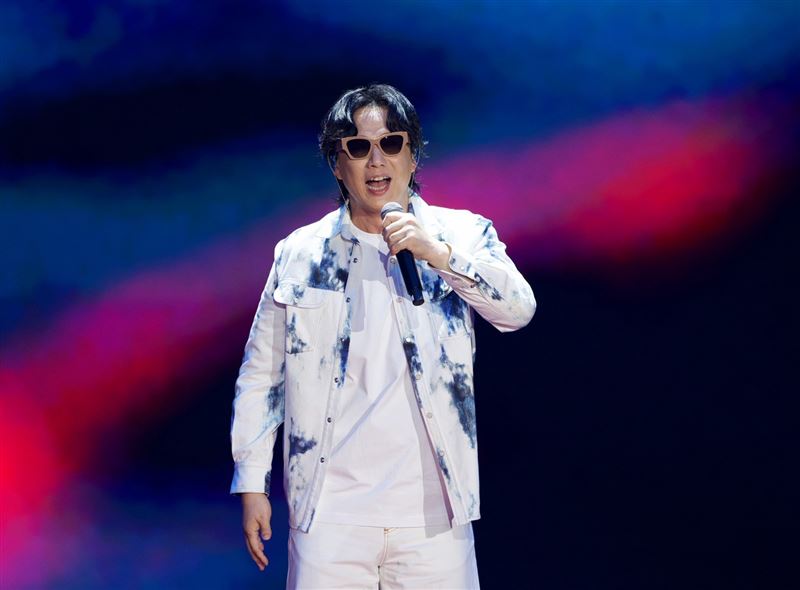 .曾錄製「人間音緣」專輯、五度榮獲金曲獎台語歌王的蕭煌奇一開口,〈你是我的眼〉渾厚而具穿透力的歌聲震撼全場。(圖/國際佛光會提供)