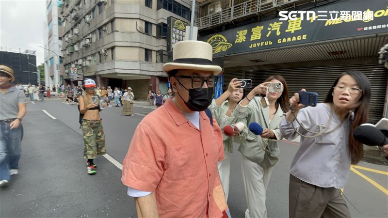 蔡康永現身沈伯洋造勢現場，接受媒體訪問。（圖／記者楊士誼攝影）