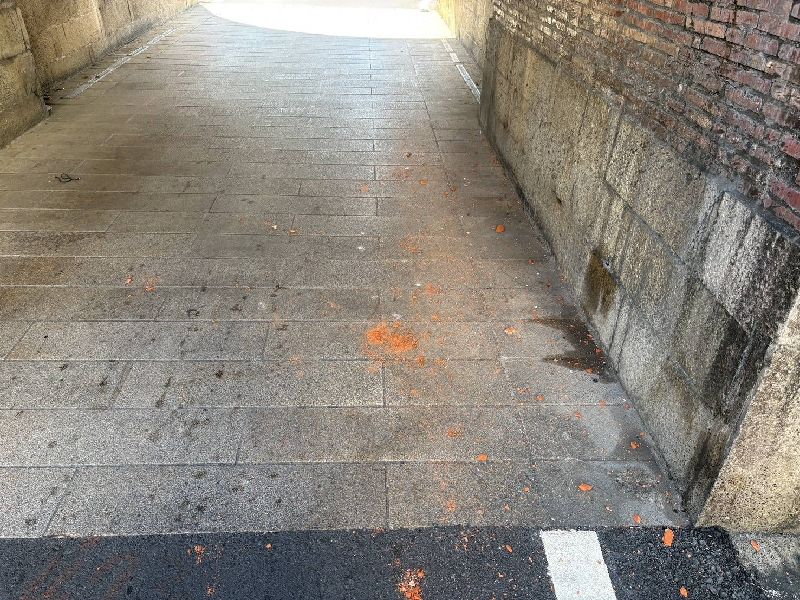 陳男3日晚間開車行經恆春西門城門時,不慎擦撞城牆,致牆面輕微擦損,地面也都是紅磚碎粒