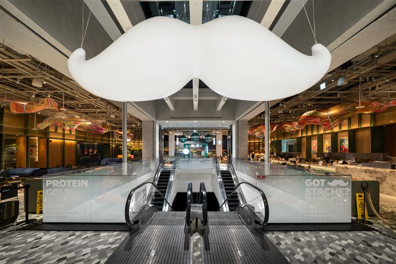 星巴克典藏DREAM PLAZA台北門市打造超巨大「雲朵鬍」主題裝置,結合趣味造型與品牌元素,提供顧客拍照打卡。(圖/品牌業者提供)