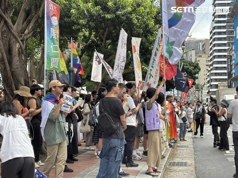 同志團體今(4日)下午號召集結,一路從西門紅樓至西門町派出所。(圖/記者鍾昀軒攝影)