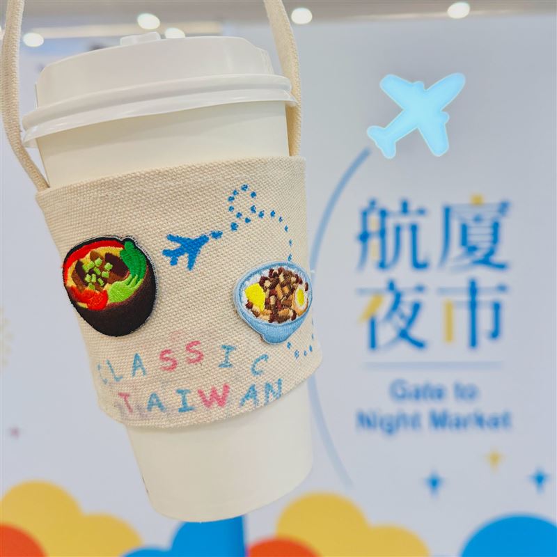 桃園機場現場提供雞排、珍珠奶茶等經典小吃造型布貼,旅客可自行挑選、組合。(圖/桃機粉專)