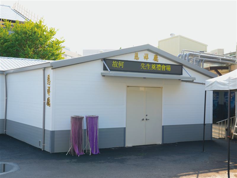 景福廳兩側設置4間臨時禮廳,維持治喪服務量能。(圖/翻攝畫面)