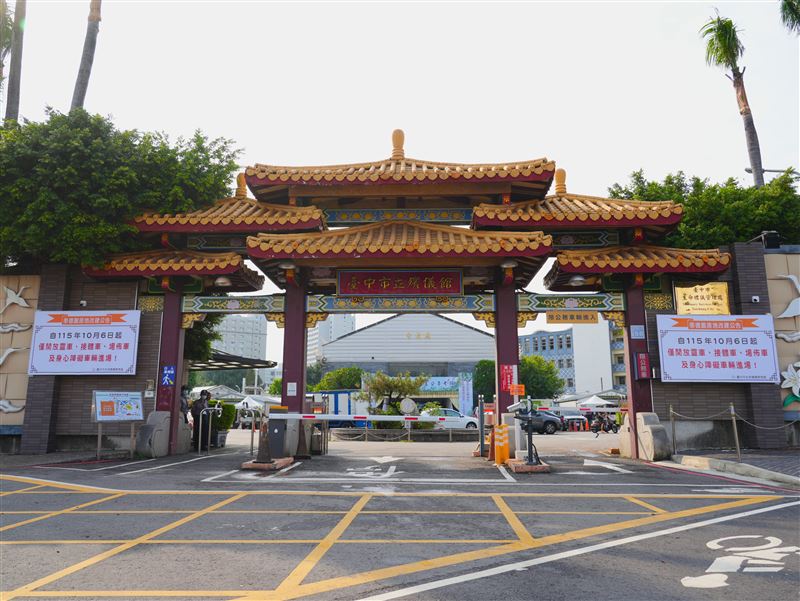 台中崇德殯儀館實施停車管制,僅開放接體車、靈車、場地佈置車及身心障礙車輛進入。(圖/翻攝畫面)
