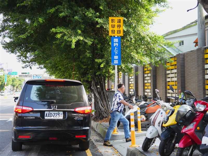 崇德路側設置臨時上下車空間、斜坡及人行道銜接設施。(圖/翻攝畫面)