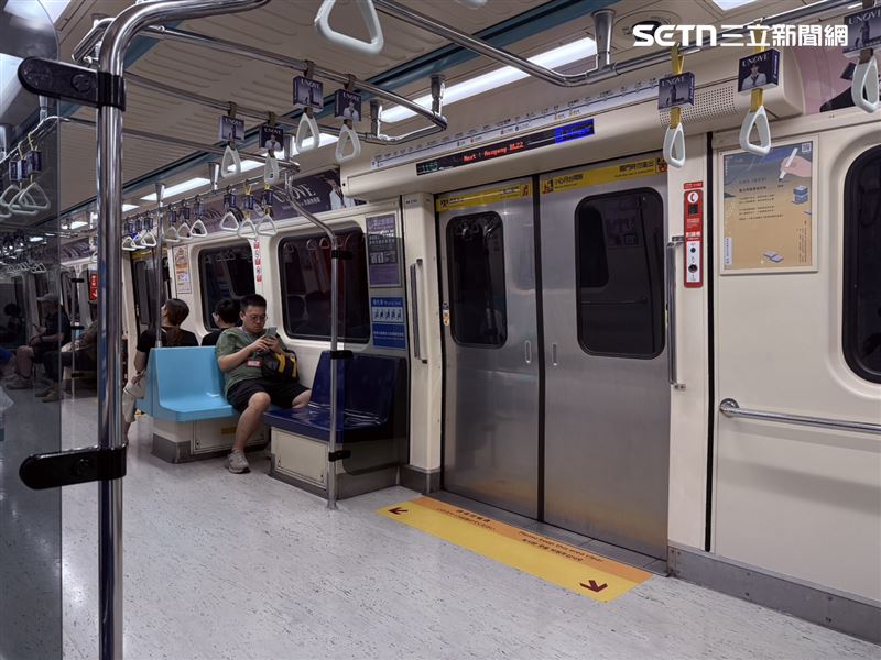 車廂內出現異常狀況,除了透過對講機向站務人員反映,也能透過手機通報。(圖/記者李育道攝影)