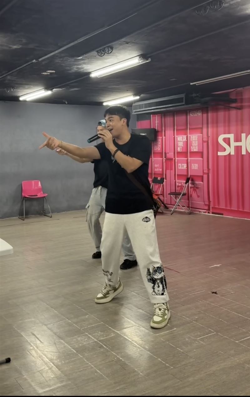 張峰奇(後排左二)為舞台劇上節目宣傳。(圖/本人提供）