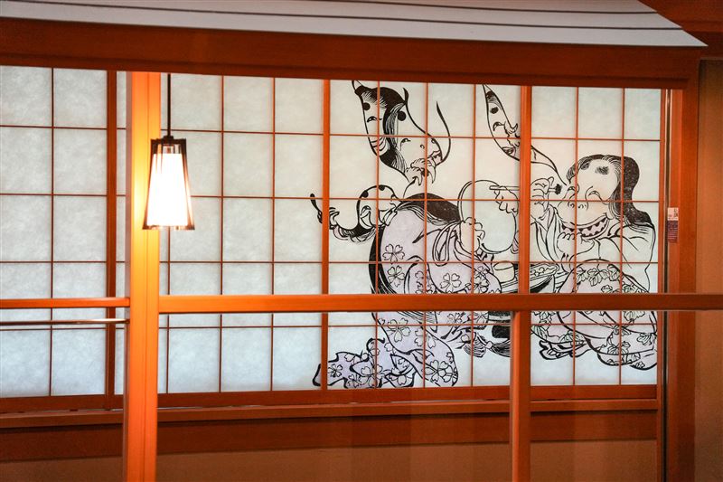 日勝生加賀屋-館內佈置展現百鬼夜行意象,圖為《曉齋百鬼畫談》黑齒女。(圖/飯店旅宿業者提供)