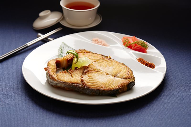 凱華樓秋令限定的「海膽焗烤野生午仔魚」以肉質細緻的野生午仔魚搭配海膽焗烤,入口鮮味飽滿。(圖/飯店旅宿業者提供)