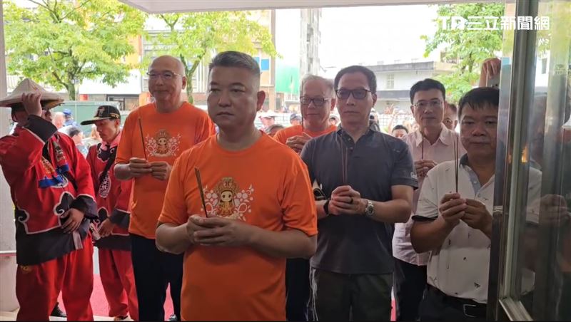 蘭陽媽祖文化節!北港媽停駕宜蘭警局,局長率同仁鑽轎底祈福。(圖/記者黃國瑞攝影)