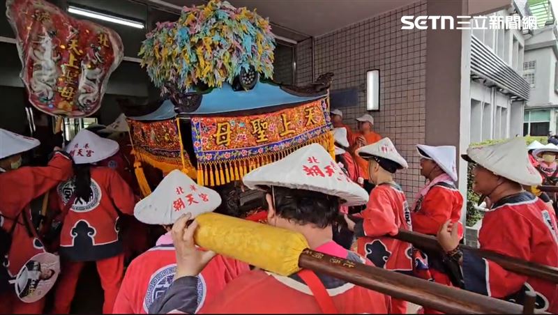 蘭陽媽祖文化節!北港媽停駕宜蘭警局,局長率同仁鑽轎底祈福。(圖/記者黃國瑞攝影)