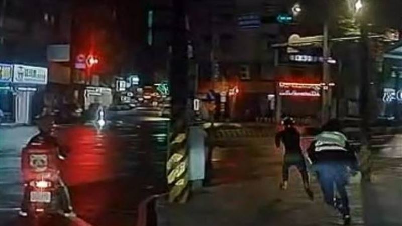 黃男佯裝配合後棄車逃逸。（圖／翻攝畫面）