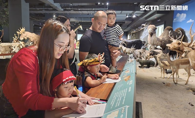 奇美醫院攜手嘉大與博物館，邀臺東偏鄉童探險學衛教。（圖／奇美醫院提供）