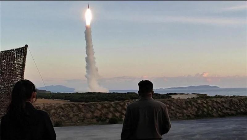 北韓試射導入AI技術飛彈,金正恩帶女兒視察。(圖/翻攝畫面)