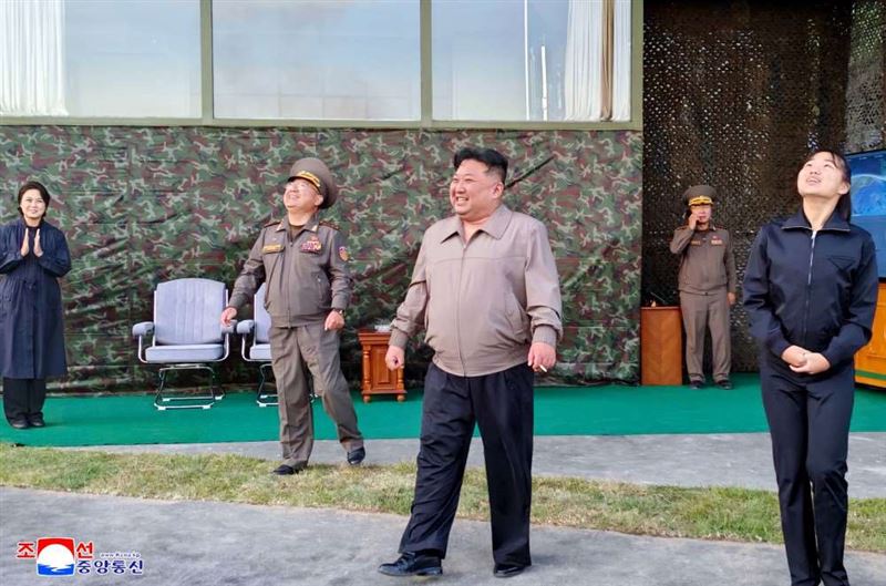 金正恩視察飛彈試。射女兒金主愛與妻子李雪主陪同在側。(圖/翻攝畫面)