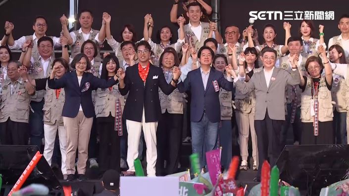蔡英文與賴清德拉著沈伯洋的手。(圖/翻攝畫面)