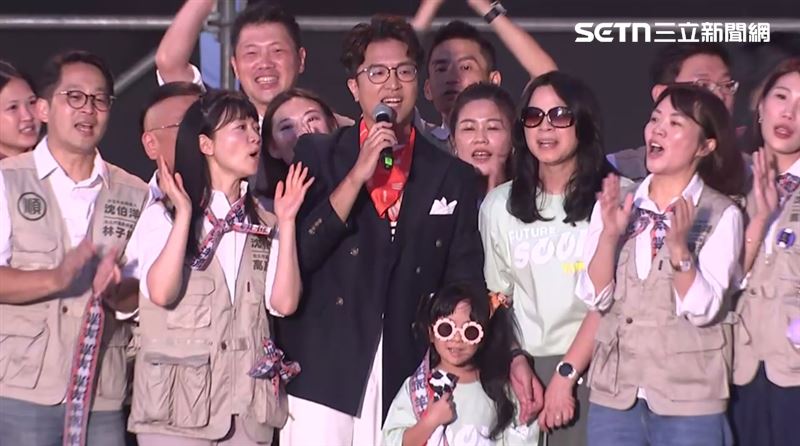 沈伯洋帶著女兒小麻糬一起唱歌。(圖/翻攝畫面)