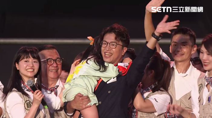 帶妻女唱競選歌！沈伯洋笑喊：騎虎難下