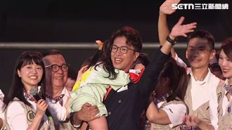 帶妻女唱競選歌！沈伯洋笑喊：騎虎難下