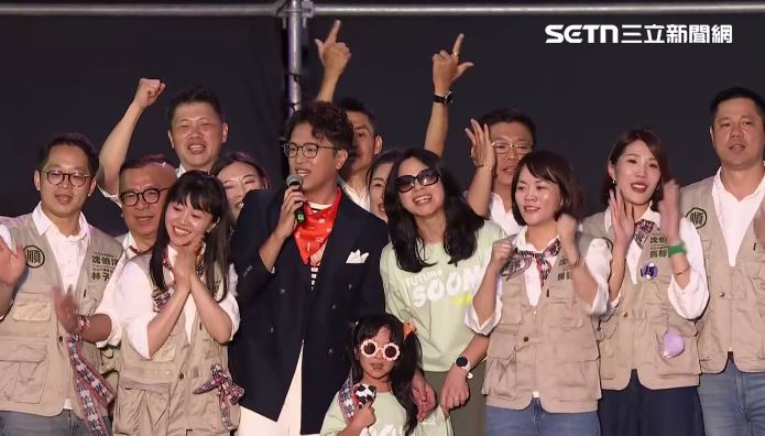 沈伯洋帶著女兒小麻糬唱歌。(圖/翻攝畫面)