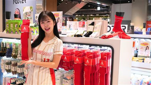 「小龍女」賴可好身材辣翻！粉近距離嗨翻