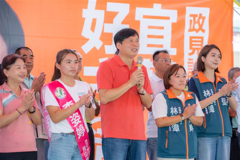 林國漳致詞時對昨晚員山建材行大火奪四命表達慰問,汰換老舊電線研議由政府補助,減少火災和損失。(圖/林國漳提供)