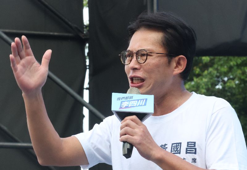 國民黨新北市長參選人李四川4日在板橋舉行型造勢活動,民眾黨主席黃國昌(圖)上台助講,呼籲藍白在野黨派團結合作