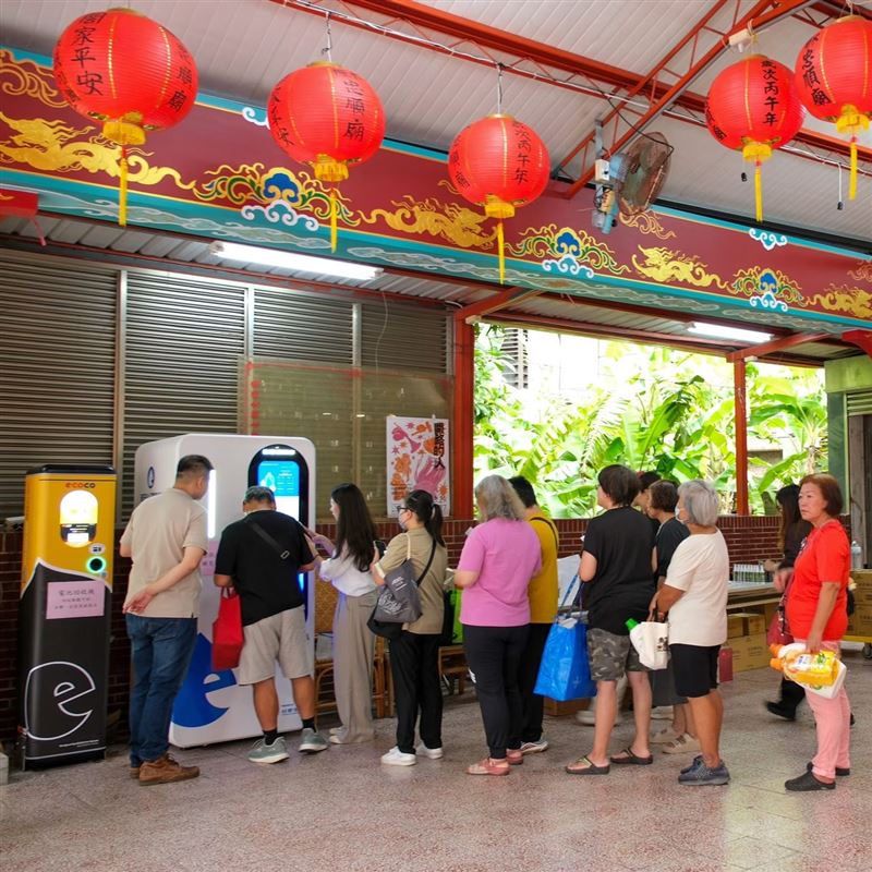 瞄準綠色循環商機，台塑便利家洗劑補充站獲環境部首批「循環標誌」。憑藉AIoT機台與每百克5元低門檻，全台350據點年省85.7萬個塑膠瓶。未來目標擴建至1200台，以無包裝商模重塑零售生態。（圖／台塑提供）